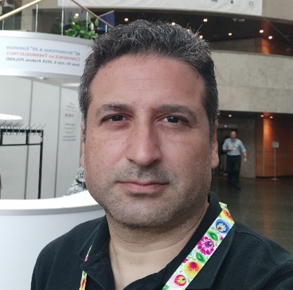 insan yüzü, kişi, şahıs, giyim, gülümsemek, gülüş içeren bir resimYapay zeka tarafından oluşturulmuş içerik yanlış olabilir.